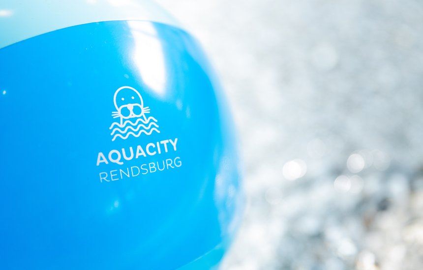 Symbolisches Bild mit Wasserball mit Logo Aquacity.