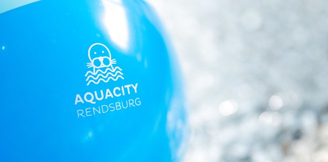 Symbolisches Bild mit Wasserball mit Logo Aquacity.